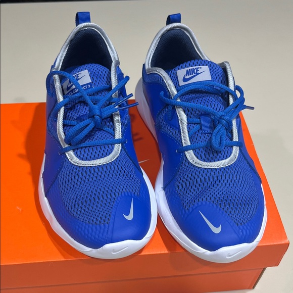 Nike Kids Royal Blue Sneakers NWT - Picture 1 of 7